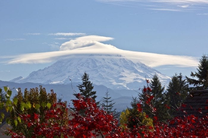 A Cap cloud over Mount Rainier, Washington, US.