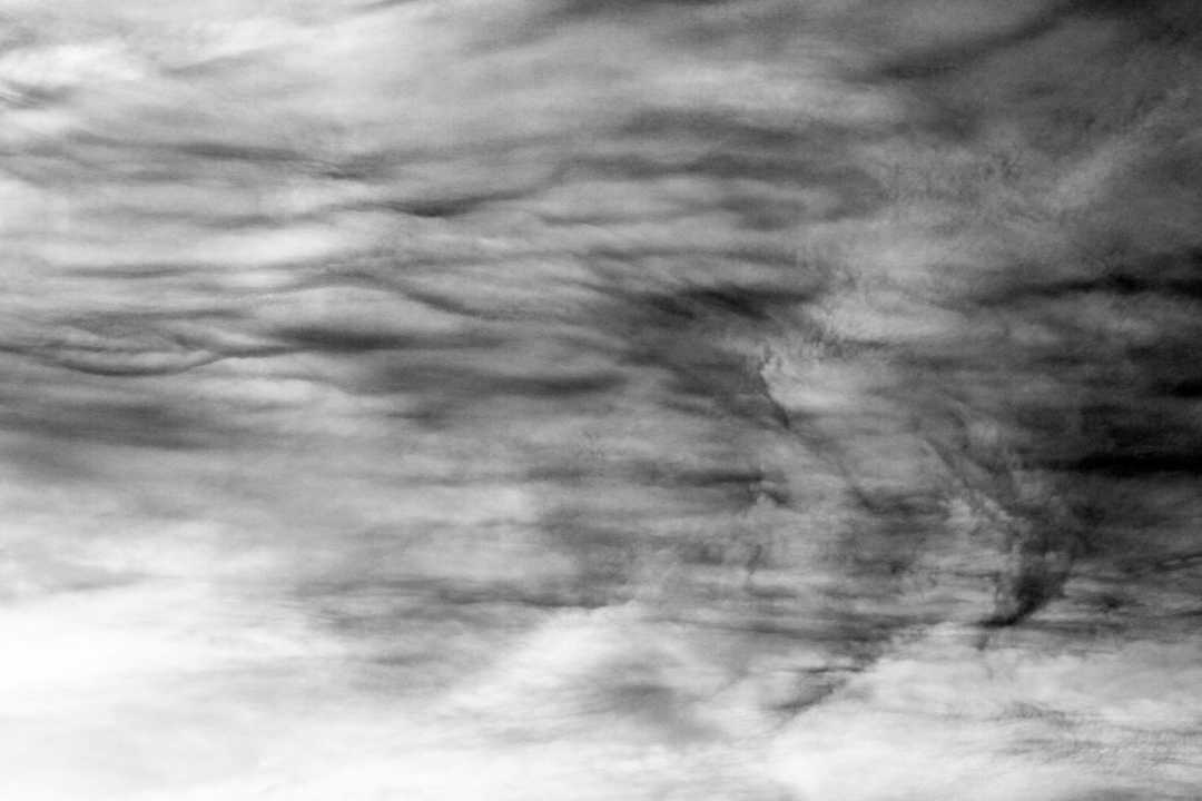 2016-05-20 Blue contrail_0005 B&W uitsnede2 s35ho ac h0c100 klein