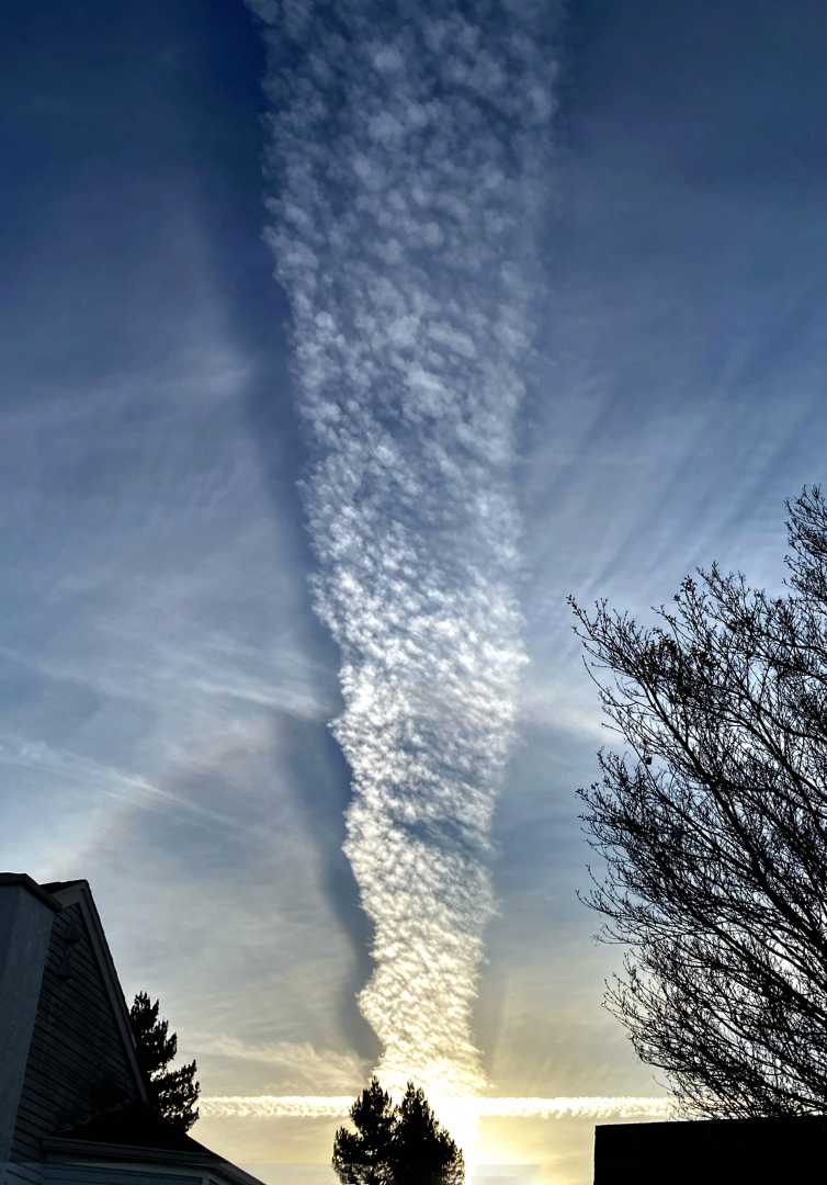 IMG_0140_22 & Contrails w: shadow